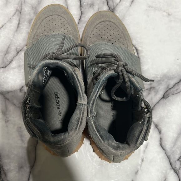 1000% Auth. Yeezy Boost 750 Light Gray Glow Gum Size 8